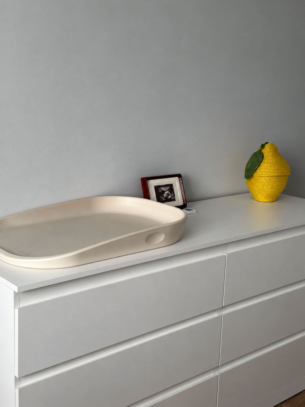 Uz belu komodu